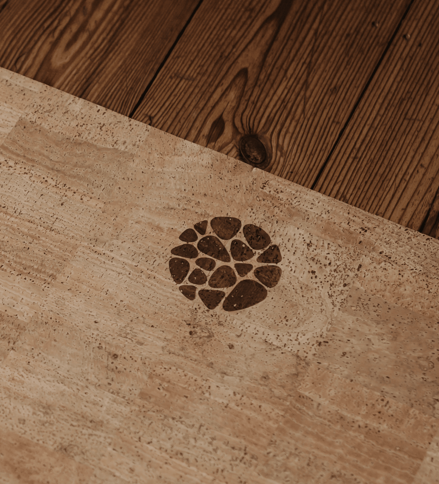 Tapis et accessoires de yoga en liège PIERRE présentés dans un espace bien-être
