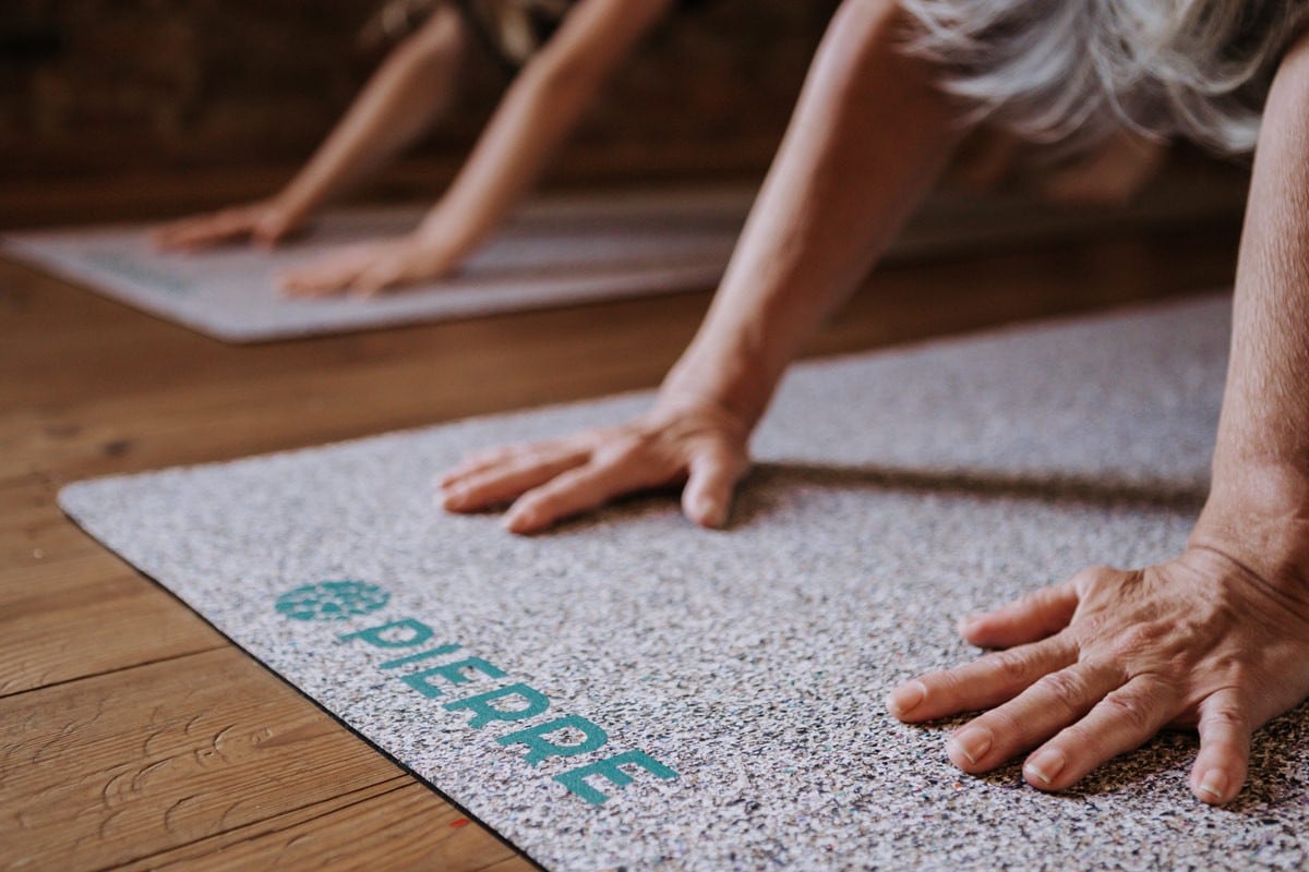 Pratique de yoga sur un tapis recyclé PIERRE